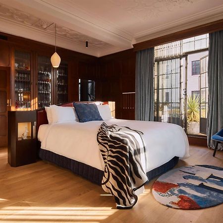 Hotel Qt Sydney Exteriér fotografie A bedroom at the hotel