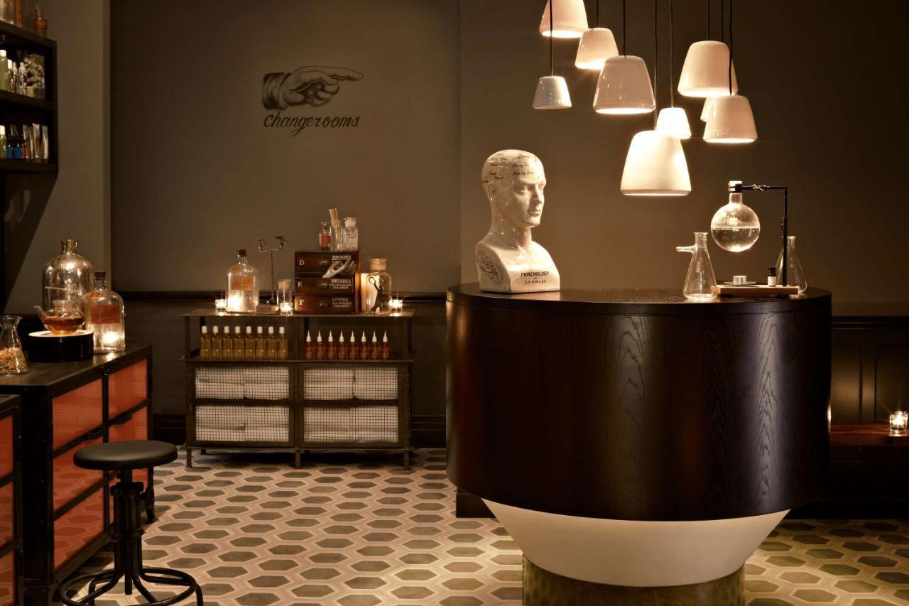 Hotel Qt Sydney Exteriér fotografie The reception desk at the George Hotel