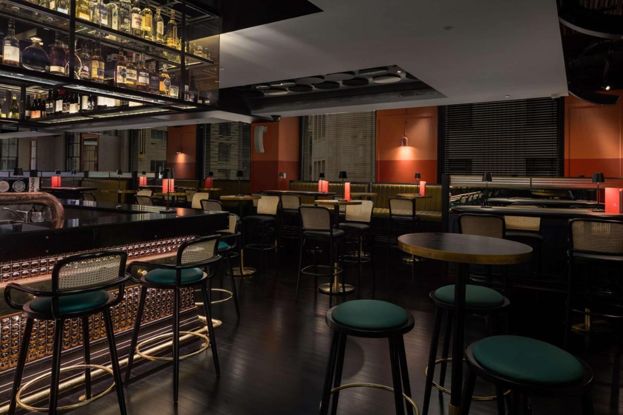 Hotel Qt Sydney Exteriér fotografie The interior of the bar