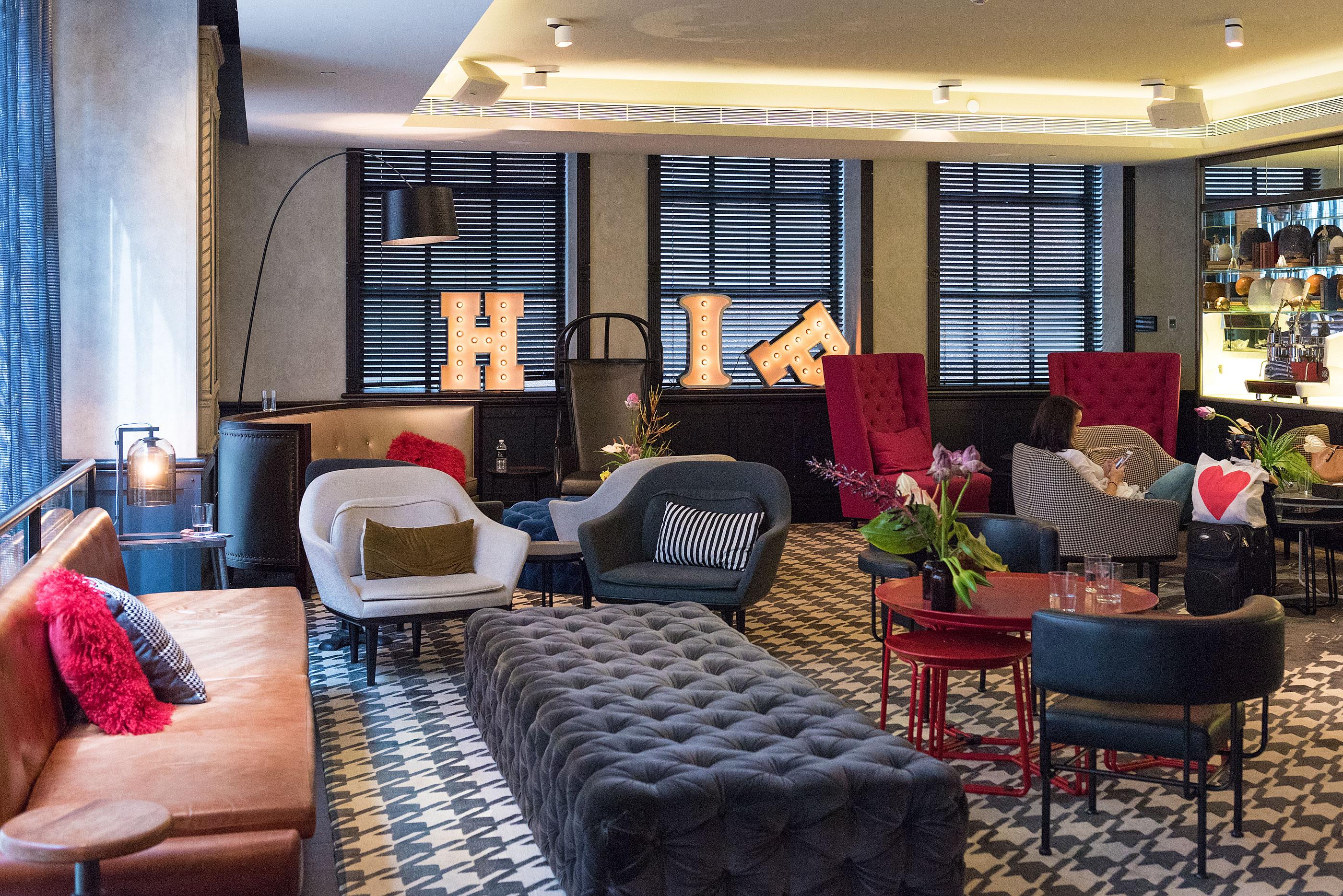 Hotel Qt Sydney Exteriér fotografie The lobby of Hotel H10 in Madrid, Spain